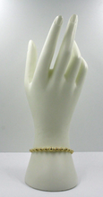 Cargar imagen en el visor de la galería, Pulsera de oro amarillo de 18k de 7,1&quot; con bolas lisas alternas de 2,5-6 mm
