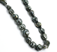 Cargar imagen en el visor de la galería, Collar de oro amarillo de 18 quilates de 24&quot; con perlas barrocas de agua dulce ovaladas de 9/14 mm y rayas grises.
