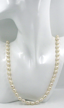 Cargar imagen en el visor de la galería, Collar de oro amarillo de 18 quilates de 24 pulgadas con perlas blancas barrocas de agua dulce de 8 x 10 mm en forma de gota ovalada.
