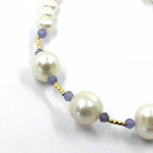 Cargar imagen en el visor de la galería, Pulsera de oro amarillo de 18 quilates de 18,1 cm con perlas blancas ovaladas de 6/10 mm y tanzanita facetada.
