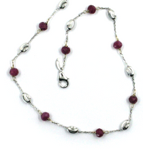 Charger l&#39;image dans la galerie, Bracelet en or blanc 18 carats alternant rubis rouge de 4 mm et boules ovales facettées de 3 mm, 17 cm 
