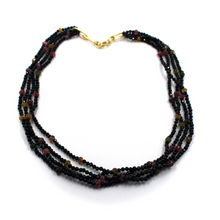 Cargar imagen en el visor de la galería, Collar multialambres de 18&quot; en oro amarillo de 18 quilates con espinela negra natural y turmalina.
