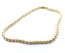 Cargar imagen en el visor de la galería, Collar de oro amarillo de 18 quilates de 16&quot; con perlas redondas sintéticas color champán de 7 mm.
