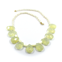 Cargar imagen en el visor de la galería, Collar de oro amarillo de 18 quilates de 18&quot; con perlas de agua dulce, nácar ovalado y gotas de ópalo de 20 mm.
