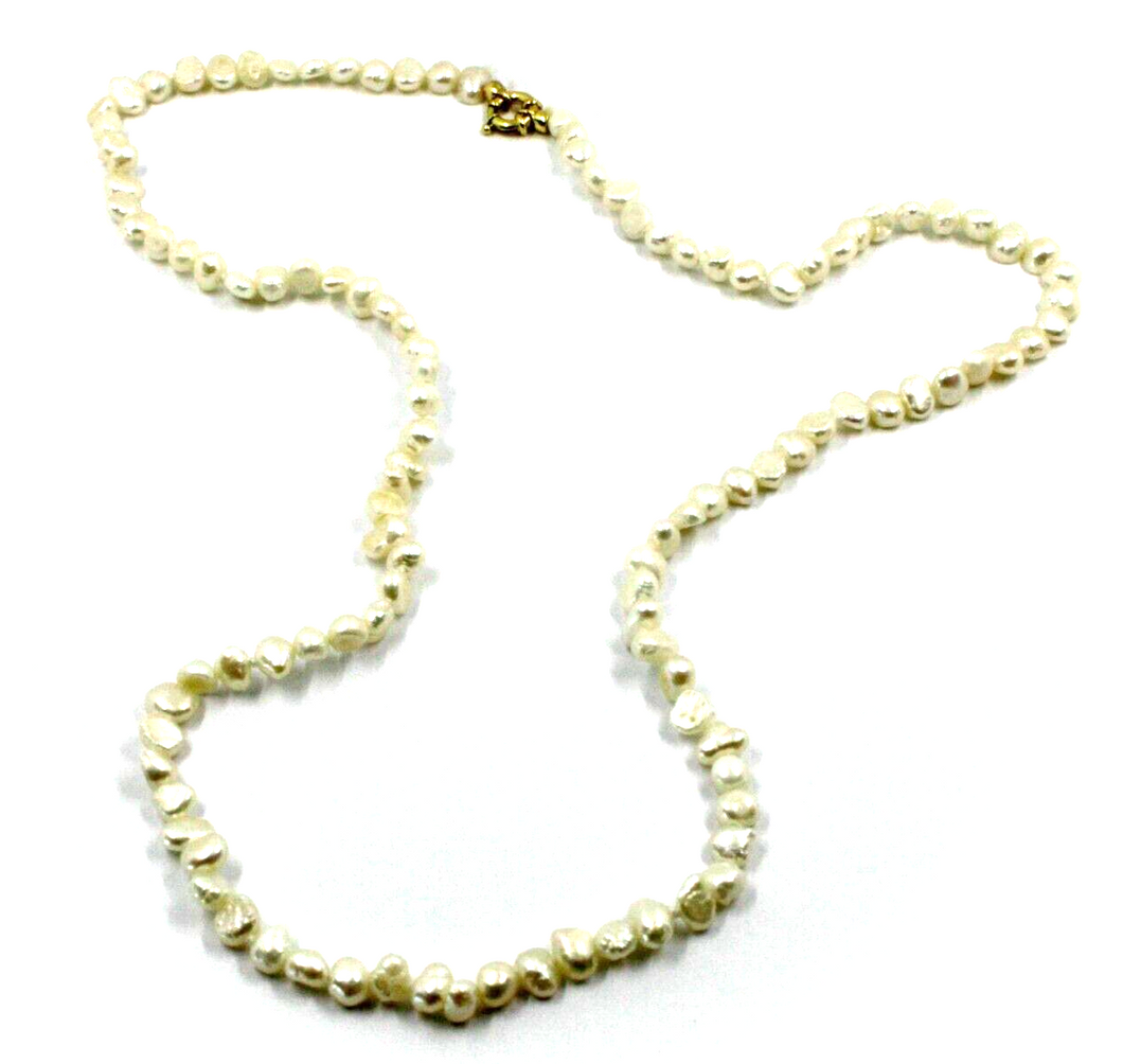 Collar de oro amarillo de 18 quilates de 24 pulgadas con pequeñas perlas barrocas ovaladas blancas de agua dulce de 5/7 mm.