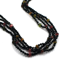 Cargar imagen en el visor de la galería, Collar multialambres de 18&quot; en oro amarillo de 18 quilates con espinela negra natural y turmalina.
