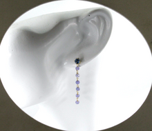Cargar imagen en el visor de la galería, Pendientes de oro amarillo de 18k de 4,2cm de largo, tanzanita de 3,5mm y circonita azul de 4mm. 
