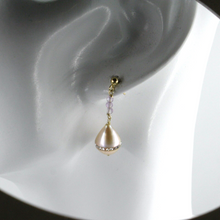 Cargar imagen en el visor de la galería, Pendientes de oro amarillo de 18k de 3,3cm de largo, amatista, perlas rosas colgantes con circonitas 
