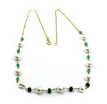 Cargar imagen en el visor de la galería, Collar de oro amarillo de 18 quilates de 18&quot; con perlas blancas de 7 mm, calcedonia verde y esmeralda.
