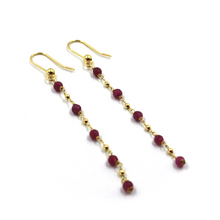 Cargar imagen en el visor de la galería, Pendientes de oro amarillo de 18 quilates de 6,5 cm de largo con rubí natural de 3 mm y esferas de 1,5 mm. 
