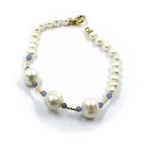 Cargar imagen en el visor de la galería, Pulsera de oro amarillo de 18 quilates de 18,1 cm con perlas blancas ovaladas de 6/10 mm y tanzanita facetada.
