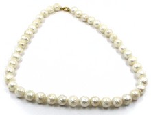 Cargar imagen en el visor de la galería, Collar de oro amarillo de 18 quilates de 16&quot;, perlas barrocas blancas facetadas de agua dulce de 9/9,5 mm
