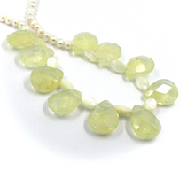 Cargar imagen en el visor de la galería, Collar de oro amarillo de 18 quilates de 18&quot; con perlas de agua dulce, nácar ovalado y gotas de ópalo de 20 mm.
