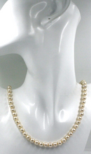 Cargar imagen en el visor de la galería, Collar de oro amarillo de 18 quilates de 16&quot; con perlas redondas sintéticas color champán de 7 mm.
