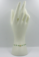 Charger l&#39;image dans la galerie, Bracelet en or jaune 18 carats 19 cm, petite calcédoine verte de 3,5 mm et cœur bombé de 5 mm 
