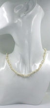 Cargar imagen en el visor de la galería, Collar de oro amarillo de 18 quilates de 16&quot;, pequeñas perlas barrocas ovaladas blancas de agua dulce de 5/7 mm
