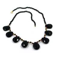 Collar de oro amarillo de 18 quilates de 45 cm con espinela negra facetada de 3 mm, rubí rojo y gotas de ónix de 15 mm.