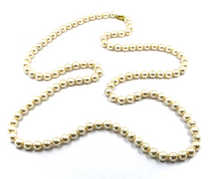 Cargar imagen en el visor de la galería, Collar de oro amarillo de 18 quilates de 31,5&quot; con perlas redondas sintéticas color champán de 7 mm.
