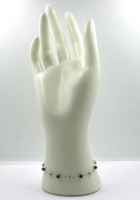 Charger l&#39;image dans la galerie, Bracelet en or blanc 18 carats alternant rubis rouge de 4 mm et boules ovales facettées de 3 mm, 17 cm 
