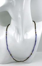 Cargar imagen en el visor de la galería, Collar de oro blanco rosa de 18 quilates de 45 cm con tanzanita azul de 3,5 mm y cuarzo ahumado.

