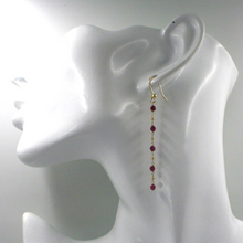 Cargar imagen en el visor de la galería, Pendientes de oro amarillo de 18 quilates de 6,5 cm de largo con rubí natural de 3 mm y esferas de 1,5 mm. 
