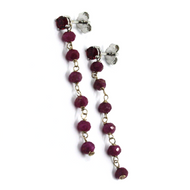 Pendientes de oro blanco de 18k de 4,2cm de largo con rubíes de 3,5mm y circonitas rojas de 4mm. 