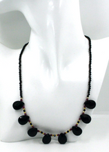 Cargar imagen en el visor de la galería, Collar de oro amarillo de 18 quilates de 45 cm con espinela negra facetada de 3 mm, rubí rojo y gotas de ónix de 15 mm.
