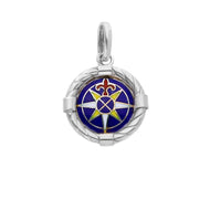 Colgante de brújula redondo de 17 mm con marco trenzado en oro blanco de 18 quilates y esmalte rojo, azul y amarillo.