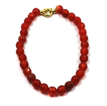 Cargar imagen en el visor de la galería, Pulsera de oro amarillo de 18 quilates de 19 cm con esferas de jade rojo facetadas de 6 mm.
