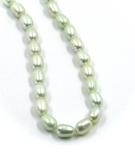 Cargar imagen en el visor de la galería, Pulsera de oro amarillo de 18 quilates de 19 cm con perlas verdes ovaladas de agua dulce de grano de arroz de 3,5 x 5 mm.
