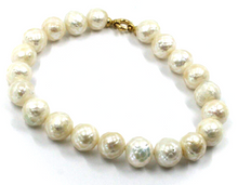 Cargar imagen en el visor de la galería, Pulsera de oro amarillo de 18 quilates de 18,1 cm con perlas barrocas blancas facetadas de agua dulce de 9/9,5 mm.
