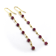 Cargar imagen en el visor de la galería, Pendientes de oro amarillo de 18 quilates de 6,5 cm de largo con rubí natural de 3 mm y esferas de 1,5 mm. 
