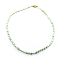 Cargar imagen en el visor de la galería, Collar de oro amarillo de 18 quilates de 20&quot;, perlas verdes ovaladas de agua dulce de grano de arroz de 3,5 x 5 mm
