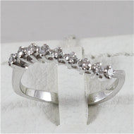 ANILLO DE ETERNIDAD EN ORO BLANCO DE 18 QUILATES CON DIAMANTES BLANCOS, ONDULADO 