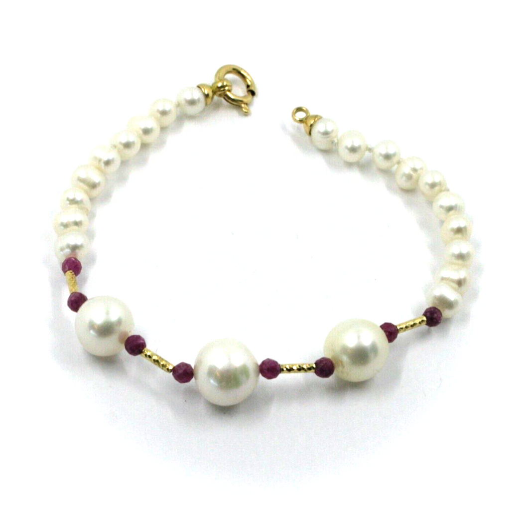 Pulsera de oro amarillo de 18 quilates de 18,1 cm con perlas blancas ovaladas de 6/10 mm y rubí rojo facetado.