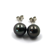 Pendientes de oro blanco de 18 quilates con perlas tahitianas negras grandes de 9 mm de diámetro. 