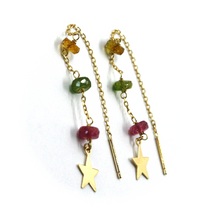 Cargar imagen en el visor de la galería, Pendientes largos de oro amarillo de 18 quilates con rosca de 4,5 cm (1,77&quot;), turmalina de 5 mm y estrellas de 6 mm. 
