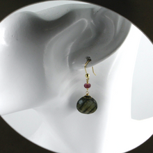 Cargar imagen en el visor de la galería, Pendientes de oro amarillo de 18k de 4,2cm de largo, rubíes rojos y gotas de labradorita de 15mm 
