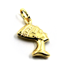 Cargar imagen en el visor de la galería, Colgante de cabeza de Nefertiti de 18 mm en oro amarillo de 18 quilates, redondeado y liso, 2 caras
