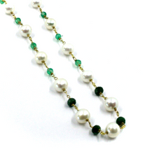Cargar imagen en el visor de la galería, Collar de oro amarillo de 18 quilates de 18&quot; con perlas blancas de 7 mm, calcedonia verde y esmeralda.

