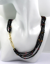 Cargar imagen en el visor de la galería, Collar multialambres de 18&quot; en oro amarillo de 18 quilates con espinela negra natural y turmalina.
