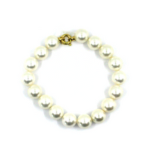 Cargar imagen en el visor de la galería, Pulsera de oro amarillo de 18 quilates de 18,1 cm con esferas grandes de perlas blancas sintéticas de 10,5 mm.
