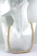 Cargar imagen en el visor de la galería, Collar de oro amarillo de 18 quilates de 24&quot; con grandes perlas sintéticas redondas color champán de 9,5 mm.
