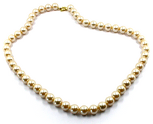 Cargar imagen en el visor de la galería, Collar de oro amarillo de 18 quilates de 80 cm de largo con perlas sintéticas color champán de 9,5 mm.
