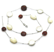 COLLAR DE ORO BLANCO DE 18 QUILATES, ÁMBAR ALTERNATIVO, DISCO DE PERLA Y NÁCAR OVALADO 