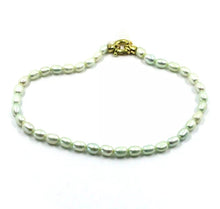 Cargar imagen en el visor de la galería, Pulsera de oro amarillo de 18 quilates de 18,1 cm con perlas verdes ovaladas de agua dulce de grano de arroz de 3,5 x 5 mm.

