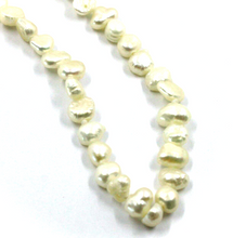 Cargar imagen en el visor de la galería, Pulsera de oro amarillo de 18 quilates de 19 cm con pequeñas perlas barrocas ovaladas blancas de agua dulce de 5/7 mm.
