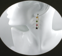 Cargar imagen en el visor de la galería, Pendientes largos de oro amarillo de 18 quilates con rosca de 4,5 cm (1,77&quot;), turmalina de 5 mm y estrellas de 6 mm. 
