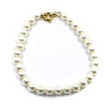 Cargar imagen en el visor de la galería, Pulsera de oro amarillo de 18 quilates de 7,9&quot; con perlas blancas sintéticas de 6,5 mm y esferas redondas.
