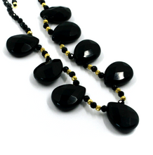 Cargar imagen en el visor de la galería, Collar de oro amarillo de 18 quilates de 18&quot; con espinela negra facetada de 3 mm y gotas de ónix de 15 mm.
